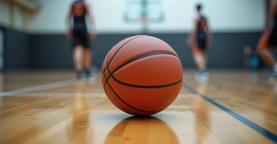 zdjęcie: Górnik KAL-TECH Wałbrzych walczy o awans do II ligi w turnieju półfinałowym / Koszykówka — piłka na parkiecie podczas meczu