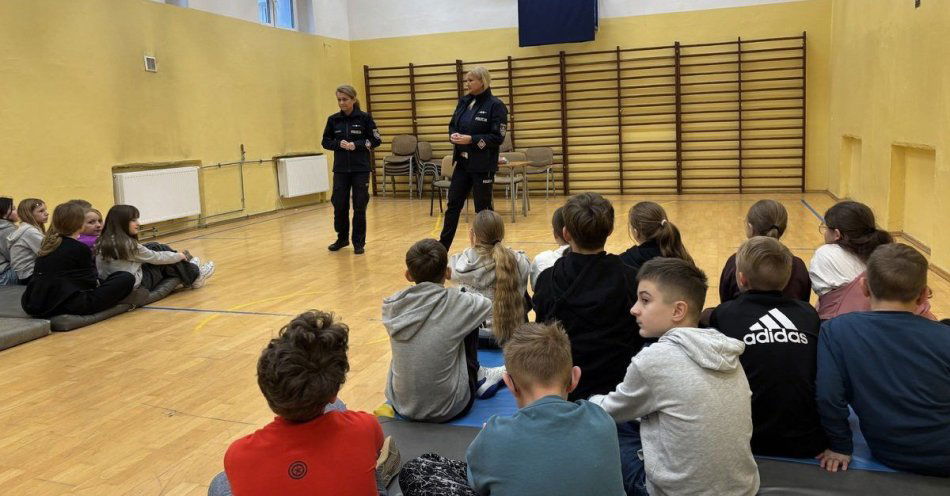 zdjęcie: Policjantki uczą bezpieczeństwa w Radoszycach / fot. KPP Końskie Bezpieczeństwo najważniejsze!