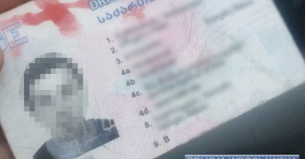 Prawo jazdy kupił, poprzedniego dnia brał narkotyki, a wpadł, bo jechał bez zapiętych pasów - policyjna interwencja w oku kamery [NAGRANIE] [VIDEO]