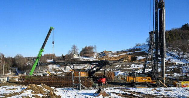 Mimo zimy trwają prace przy budowie estakady w Równem