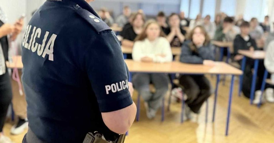 zdjęcie: Policjantki rozmawiały z uczniami o hejcie i przemocy / fot. KPP w Sochaczewie