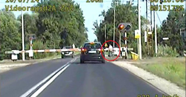 Przeszedł przez torowisko mimo zamkniętych zapór i czerwonego sygnału