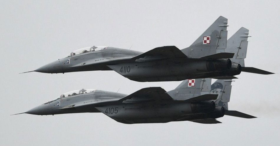 zdjęcie: Wojsko: w naszej przestrzeni powietrznej operuje polskie i sojusznicze lotnictwo / Malbork, 21.03.2023. Przelot samolotów MiG-29 Sił Powietrznych RP podczas dnia otwartego dla mediów w 22. Bazie Lotnictwa Taktycznego w Malborku, 21 bm. (jm) PAP/Adam Warżawa