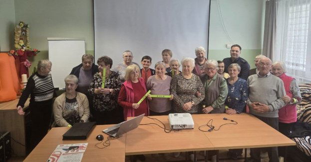 Dzielnicowy uczy seniorów bezpieczeństwa w Zawadce
