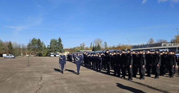 Ślubowanie policjantów w Łodzi z udziałem klas mundurowych