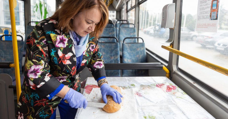 zdjęcie: Autobus Ciepła rozwozi ciepłe posiłki dla potrzebujących / fot. nadesłane