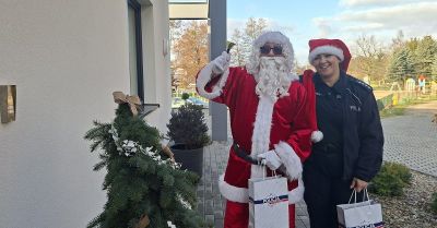 Mikołaj i policjantki odwiedzili dzieci i seniorów w Sępólnie