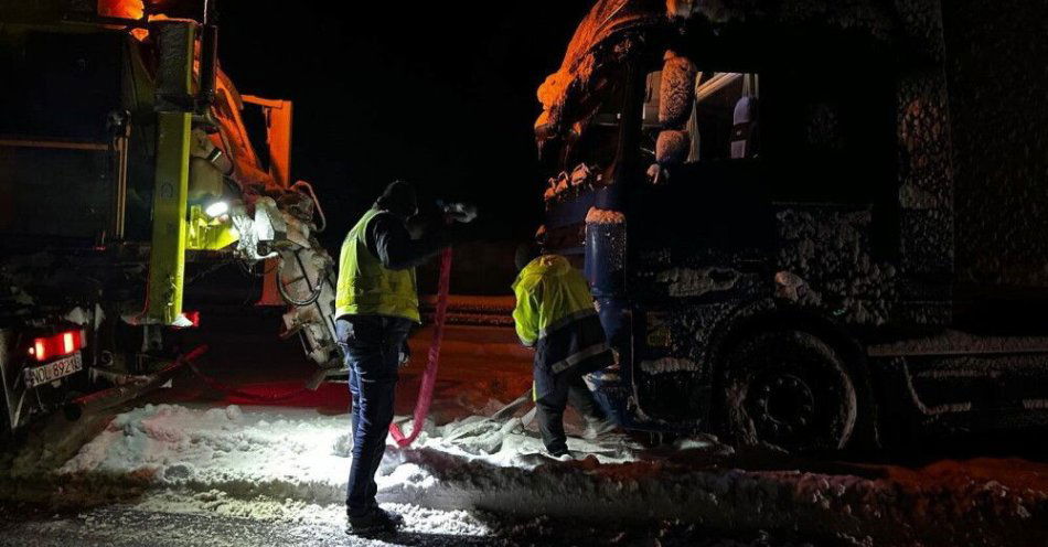 zdjęcie: Wicewojewoda warmińsko-mazurski o sytuacji na S7: nikt nie ucierpiał / Województwo warmińsko-mazurskie, 31.12.2025. Służby w miejscu zatoru na S7, 31 bm. w powiecie ostródzkim. Z powodu obfitych opadów śniegu od 30 bm. od godzin popołudniowych trasa S7 w powiecie ostródzkim była zablokowana. Korek z Gdańska w stronę Warszawy miał prawie 7 km – ciągnął się od MOP Grabin do Rychnowa. (ad) PAP/Komenda Miejska Policji w Olsztynie HANDOUT EDITORIAL USE ONLY NO SALES