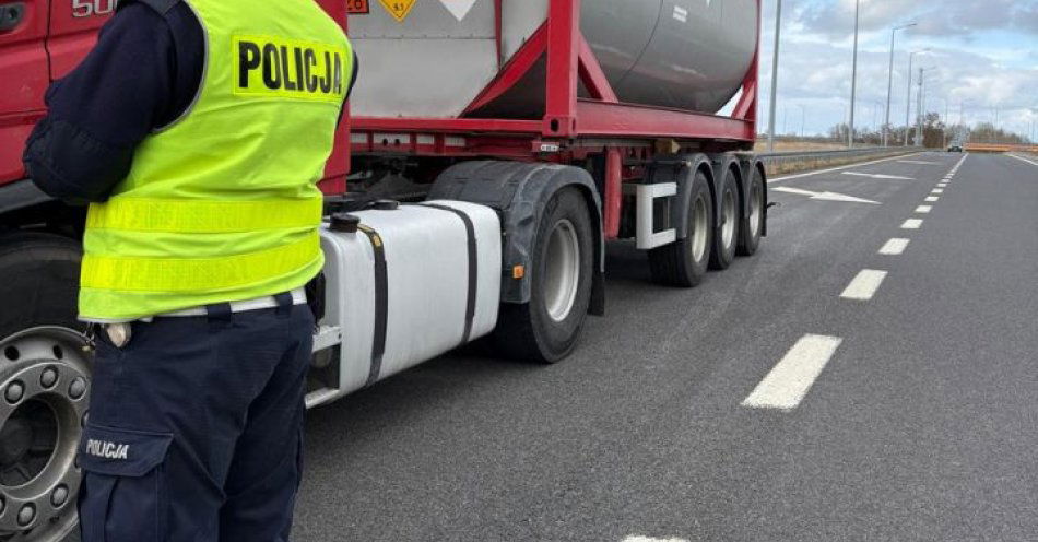 zdjęcie: Kontrole ciężarówek na S3. Policja egzekwuje zakaz wyprzedzania / fot. KPP w Pyrzycach