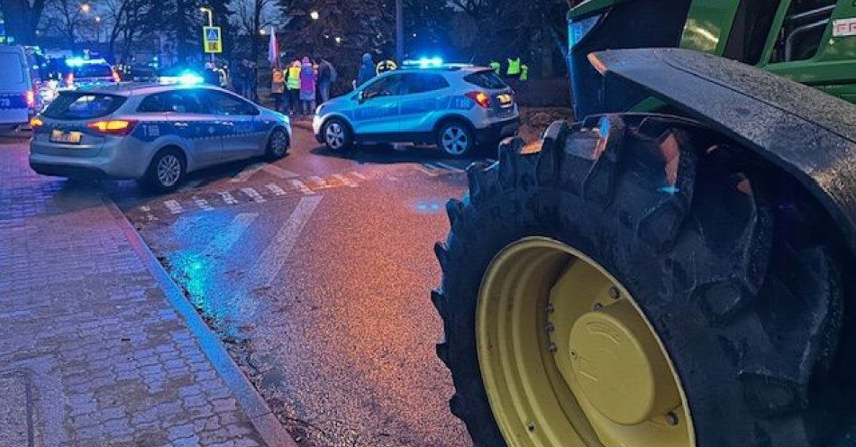 zdjęcie: W niedzielę Morąg odwiedził Premier Donald Tusk. Nad jego bezpieczeństwem i protestujących rolników czuwali policjanci. / fot. KPP w Ostródzie