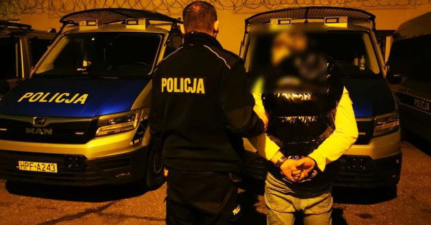 Nietrzeźwy, posiadając zakaz prowadzenia pojazdów, chciał wręczyć łapówkę