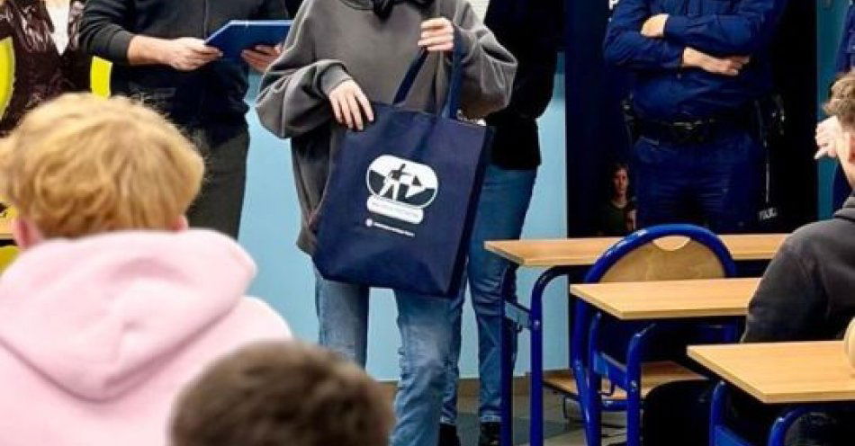 zdjęcie: Młodzi uczą się bezpiecznego startu w pracy w Szamotułach / fot. KPP Szamotuły Fot. Okręgowy Inspektorat Pracy w Poznaniu