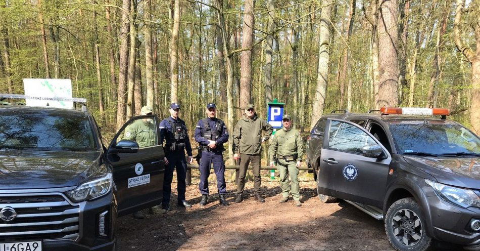 zdjęcie: Policyjne patrole z leśnikami / fot. KPP w Tucholi