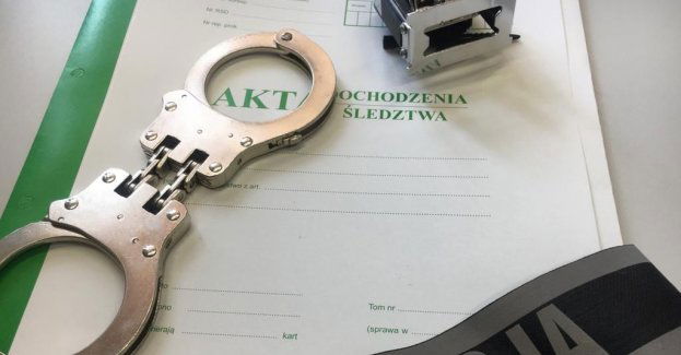 Kierujący przekroczył prędkość - miał zakaz prowadzenia pojazdów i był poszukiwany