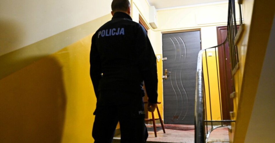 zdjęcie: Rzecznik SOP: funkcjonariusz SOP, który zaatakował nożem swą rodzinę, zostanie wydalony ze służby / Ustka (pow. słupski), 27.01.2026. Policja przed drzwiami mieszkania w Ustce, w którym doszło do zabójstwa, 27 bm. 26 bm. wieczorem 44-letni funkcjonariusz SOP ranił nożem pięcioro członków swojej rodziny oraz siebie. W wyniku obrażeń zmarła 4-letnia dziewczynka. (jm) PAP/Piotr Kowala