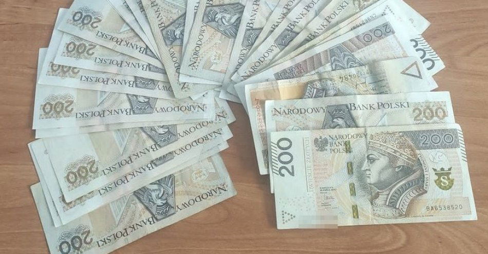 zdjęcie: Znalezioną gotówkę przynieśli na Policję / fot. KMP Biała Podlaska
