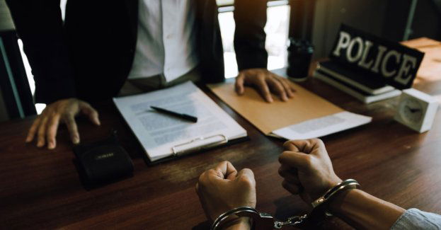 Przesłuchiwany chciał uciec przez okno; prokurator w szpitalu