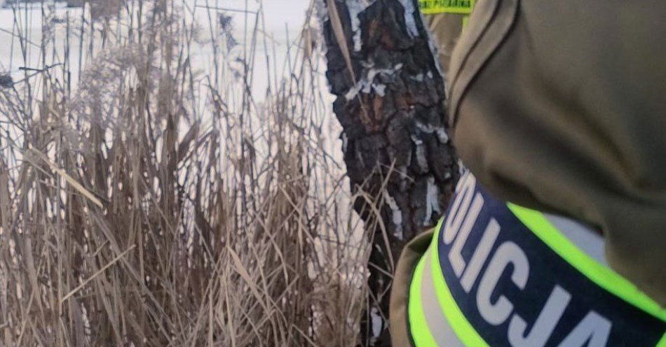 zdjęcie: Film z autem na lodzie skończył się zatonięciem pojazdu / fot. KPP w Wodzisławiu Śląskim