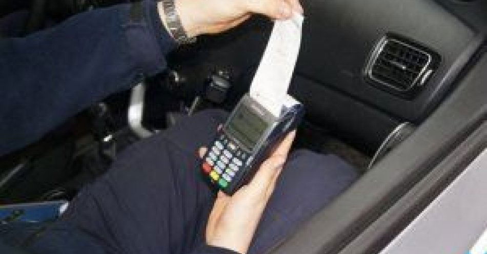 zdjęcie: Zapłać mandat kartą od razu w policyjnym radiowozie / fot. KPP w Miliczu