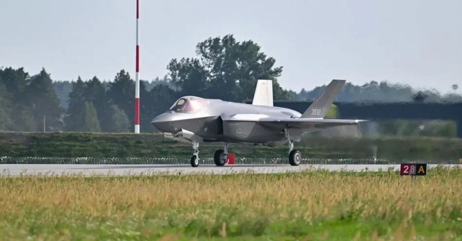 zdjęcie: Pięć samolotów F-35 wylądowało w 32. Bazie Lotnictwa Taktycznego w Łasku / Łask, 28.08.2026. Samoloty F-35 Sił Zbrojnych RP lądują na terenie 32. Bazy Lotnictwa Taktycznego w Łasku, 28 bm. Kolejne pięć samolotów F-35 dotarło do Polski. Pierwsze trzy F-35, produkowane przez amerykański koncern Lockheed Martin samoloty wielozadaniowe 5. generacji, dotarły do bazy w Łasku w drugiej połowie maja. (jm) PAP/Piotr Polak