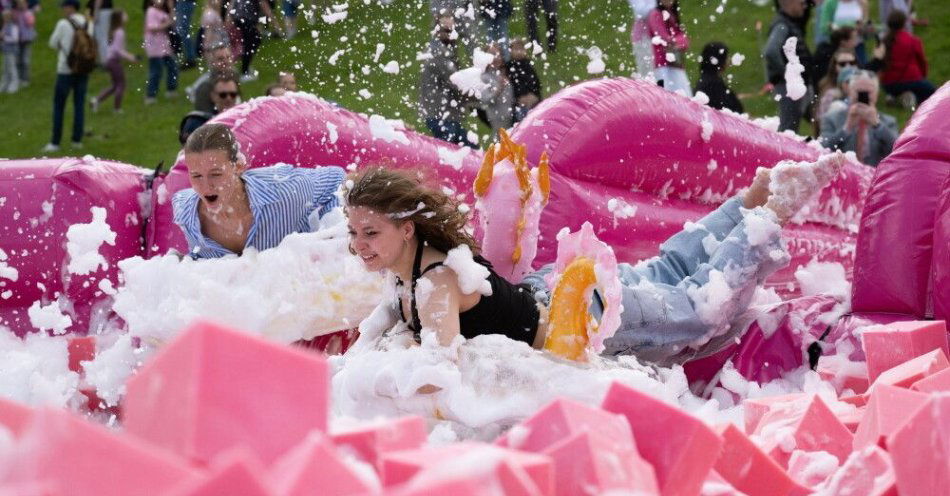 zdjęcie: W Wilnie do wieczora trwa festiwal na cześć chłodnika - Pink Soup Fest / fot. PAP