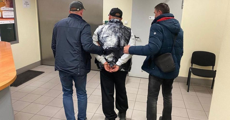 zdjęcie: Policja zatrzymała poszukiwanych i odnalazła zaginionego w metrze / fot. KP Metra Warszawskiego Policjanci z zatrzymanym