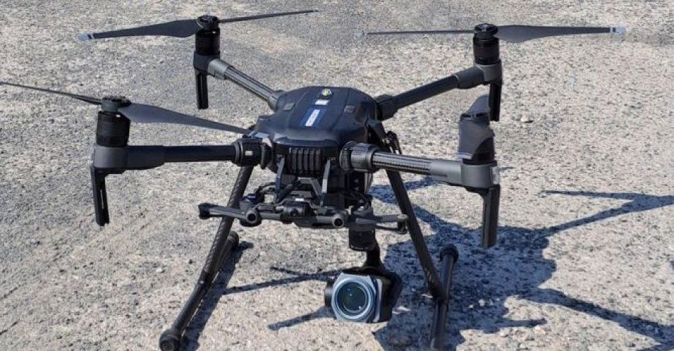 zdjęcie: Policyjny dron wspiera pracę funkcjonariuszy drogówki / fot. KPP Puławy