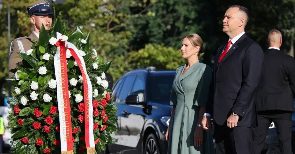 zdjęcie: Warszawa: para prezydencka złożyła wieniec przed pomnikiem marszałka Józefa Piłsudskiego przy Belwederze / Warszawa, 15.08.2026. Prezydent RP Karol Nawrocki (P) z małżonką, Martą Nawrocką (2P) składają wieniec pod pomnikiem Marszałka Józefa Piłsudskiego przed Belwederem w Warszawie, 15 bm. Trwają obchody Święta Wojska Polskiego, które w tym roku odbywają się pod hasłem „Polska SAFE - bezpieczna Polska”. (mr) PAP/Paweł Supernak