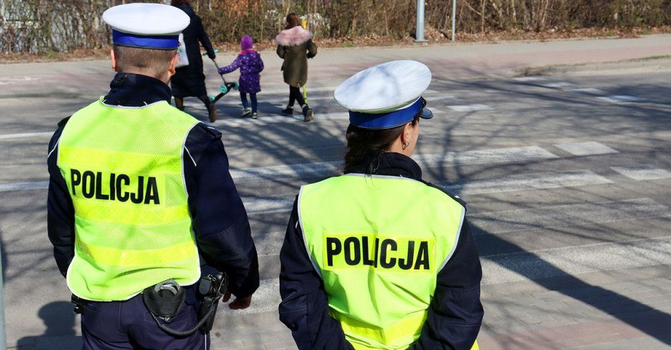 zdjęcie: Policjanci czuwają nad bezpieczeństwem pieszych / fot. KPP w Bytowie