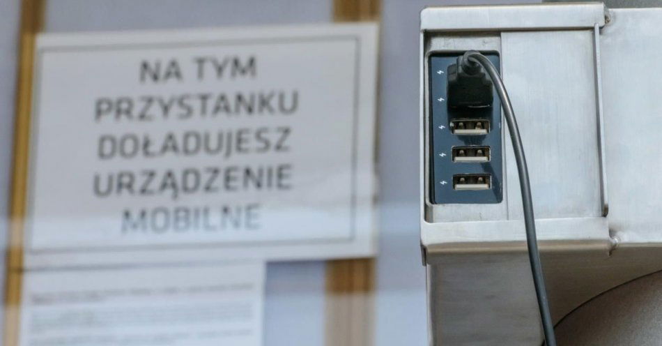 zdjęcie: ładowanie smartfonów przez publiczne porty USB może być niebezpieczne / fot. PAP