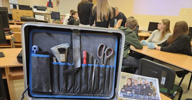 Maturzyści na spotkaniu z policyjnym technikiem kryminalistyki