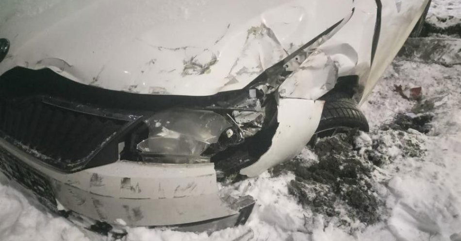 zdjęcie: Pijany kierowca wpadł w poślizg i staranował ogrodzenie w Lipnie / fot. KMP w Lesznie  #1