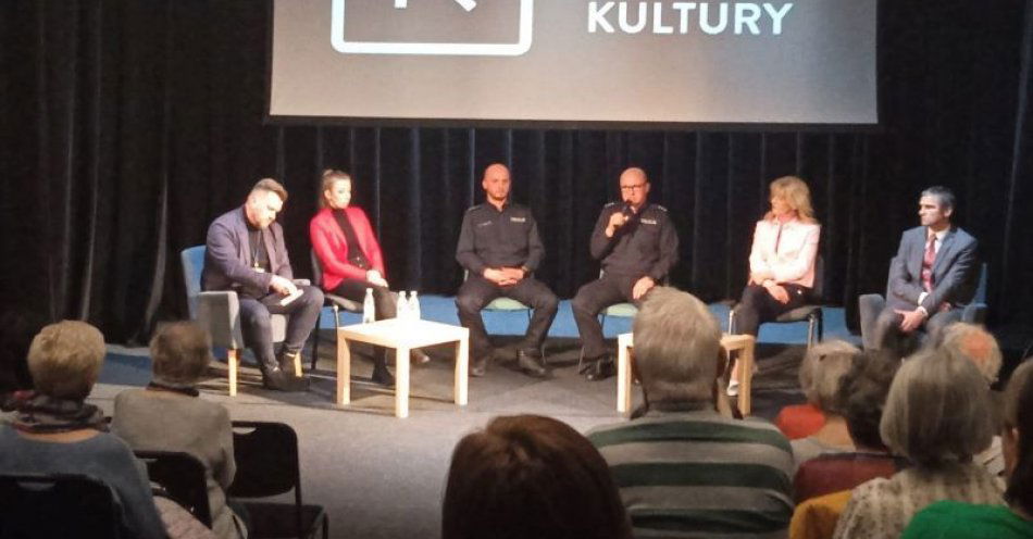 zdjęcie: Policjanci zorganizowali debatę dotyczącą bezpieczeństwa seniorów / fot. KMP w Gdyni