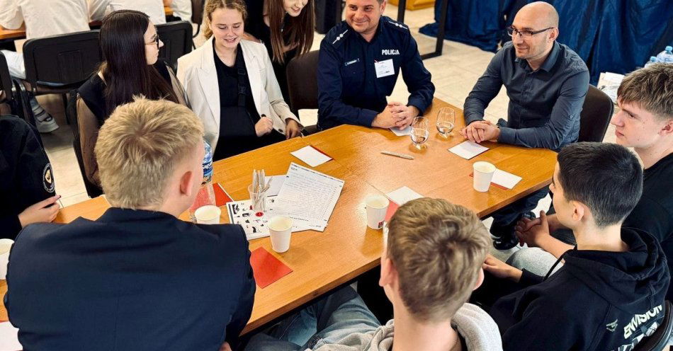 zdjęcie: Uczniowie rozmawiali o uzależnieniach podczas Święta Niepodległości / fot. KPP w Radomsku
