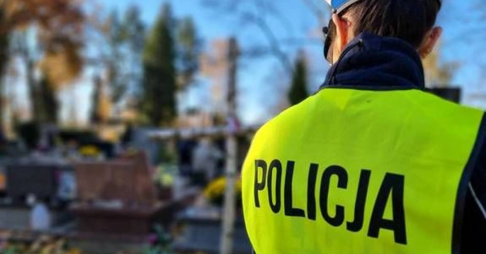 zdjęcie: Bezpieczne przygotowania do dnia wszystkich świętych / fot. KPP w Łowiczu