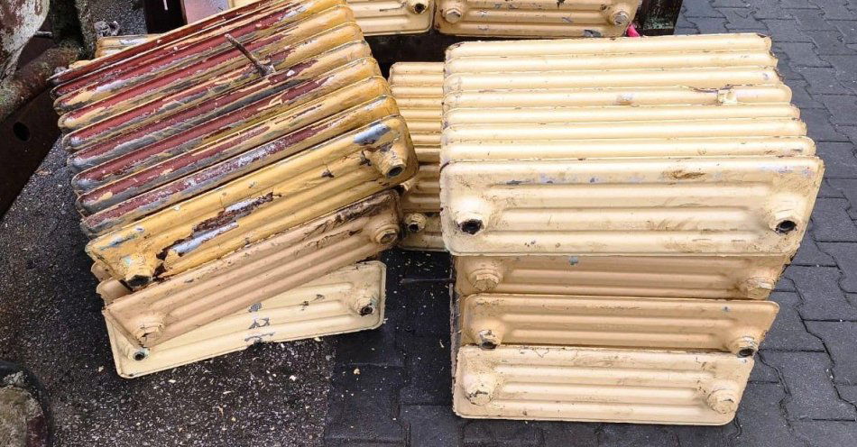 zdjęcie: Dwóch młodych mężczyzn zatrzymanych za kradzież grzejników i narkotyki / fot. KMP Kielce