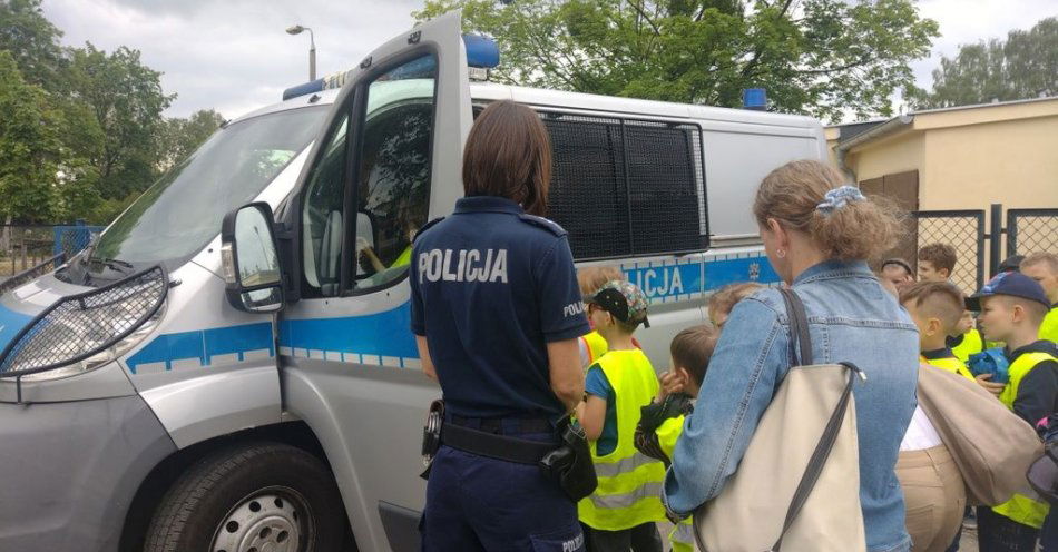 zdjęcie: Odwiedziny uczniów klasy pierwszej w komisariacie na bydgoskim Błoniu / fot. KWP w Bydgoszczy