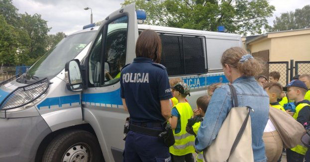 Odwiedziny uczniów klasy pierwszej w komisariacie na bydgoskim Błoniu