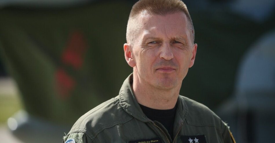 zdjęcie: Gen. Nowak: głównym celem lotnictwa wojskowego - zwiększenie zdolności uderzeniowych / Mińsk Mazowiecki, 21.08.2025. Inspektor sił powietrznych w Dowództwie Generalnym Rodzajów Sił Zbrojnych gen. dyw. Ireneusz Nowak podczas spotkania Inspektorów Sił Powietrznych Polski i Niemiec w 23. Bazie Lotnictwa Taktycznego w Mińsku Mazowieckim, 21 bm. (ad) PAP/Leszek Szymański