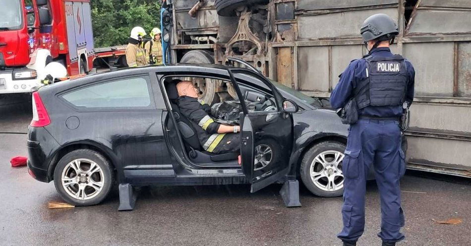 zdjęcie: Wspólnie ze strażakami ćwiczyliśmy współdziałanie w sytuacji kryzysowej / fot. KPP w Bytowie