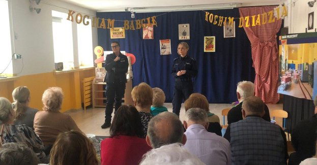 Policjantki uczą seniorów jak nie paść ofiarą oszustów BLIK