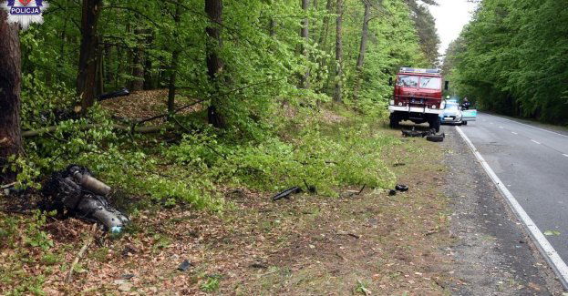Stracił panowanie, wjechał do lasu, uderzył w drzewo i dachował