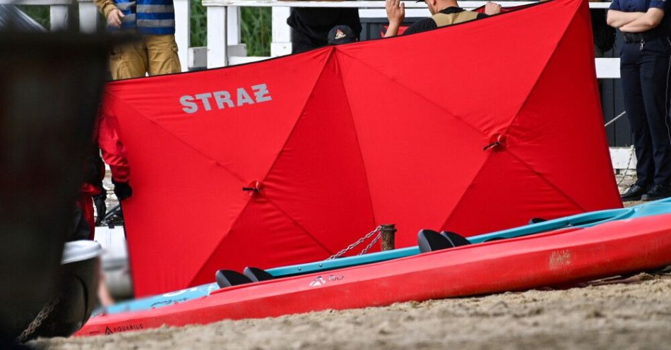 zdjęcie: Warmińsko-mazurskie: z jeziora Kruklin wydobyto ciała dwóch mężczyzn / Tuchom, 11.07.2024. Ratownicy wyłowili ciało poszukiwanego 16-letniego chłopca z Gdyni, który wypadł z roweru wodnego do Jeziora Tuchomskiego, 11 bm. Dwa rowery wodne wywróciły się na jeziorze dzień wcześniej. Płynęło nimi dziewięć osób. Osiem z nich wróciło na ląd. (mr) PAP/Andrzej Jackowski