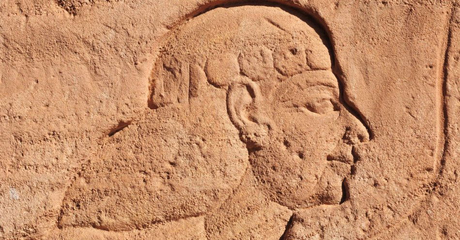 zdjęcie: Archeolodzy podnieśli płytę z wizerunkiem rycerza z ok. XIII w. / v16101903