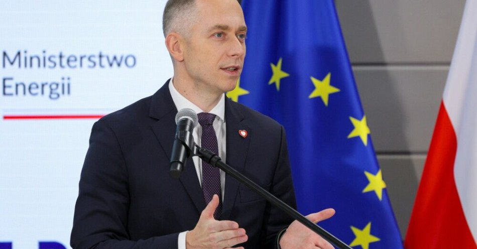 zdjęcie: Wiceszef MON: w najbliższym czasie ogłoszenia ws. szeregu inwestycji dot. obrony przed dronami / Warszawa, 03.10.2025. Sekretarz stanu w MON Cezary Tomczyk (na konferencji prasowej ws. podpisania porozumienia dot. rozbudowy polskiej infrastruktury paliwowej w celu przyłączenia jej do systemu rurociągów NATO, 3 bm. w Warszawie. (amb) PAP/Paweł Supernak