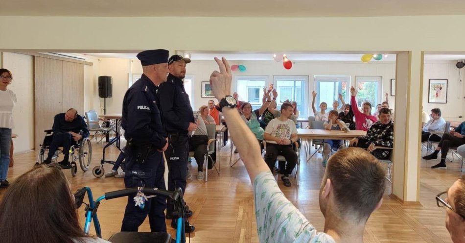 zdjęcie: Seniorzy uczą się jak nie dać się oszustom / fot. KMP w Siemianowicach Śląskich