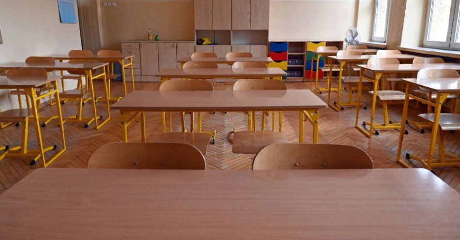 zdjęcie: MEN: z powodu niskich temperatur zajęcia odwołano w 178 szkołach / Szczecin, 07.04.2021 Koronawirus w Polsce. Zamknięta z powodu lockdownu szkoła w Szczecinie, 7 bm. Obowiązujące obostrzenia zostają przedłużone do 18 kwietnia. Zamknięte pozostają m.in. galerie handlowe, salony fryzjerskie i kosmetyczne, obiekty sportowe, siłownie, a także żłobki i przedszkola. (jm) PAP/Marcin Bielecki