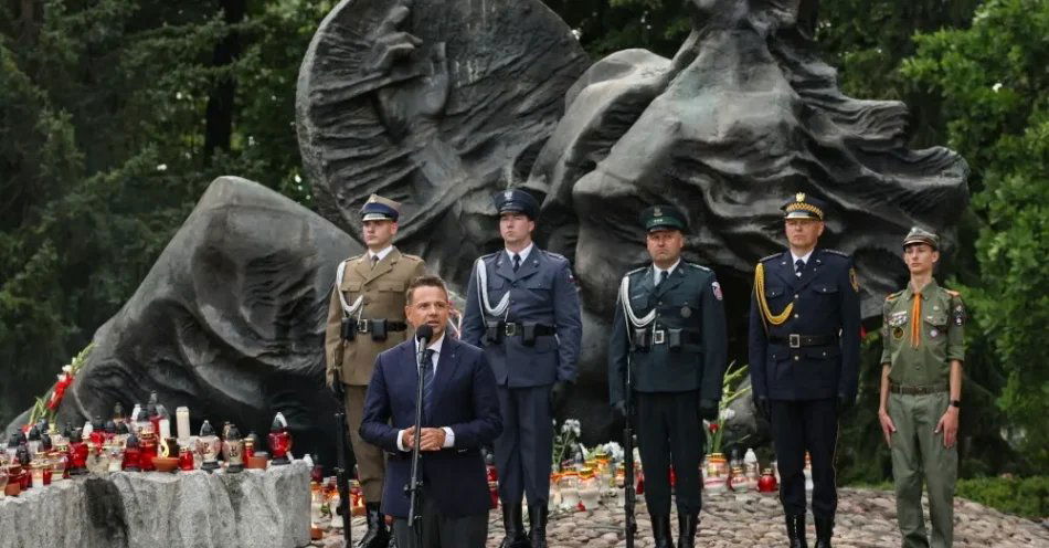 zdjęcie: Trzaskowski: Cena, która została zapłacona przez ludność cywilną za Powstanie Warszawskie była przeogromna / Warszawa, 01.08.2026. Obchody 82. rocznicy wybuchu Powstania Warszawskiego. Prezydent Warszawy Rafał Trzaskowski przemawia na uroczystości składania kwiatów na kurhanie, w którym znajdują się prochy ponad 50. tysięcy mieszkańców stolicy i ich powstańczego wojska, 1 bm. przy pomniku Polegli Niepokonani na Cmentarzu Powstańców Warszawy. W stolicy trwają obchody 82. rocznicy wybuchu Powstania Warszawskiego - wystąpienia zbrojnego przeciwko okupującym Warszawę wojskom niemieckim, zorganizowanego prz