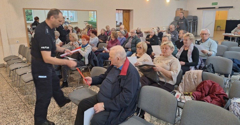 zdjęcie: Seniorzy w Małogoszczu uczą się jak unikać oszustw / fot. KPP Jędrzejów