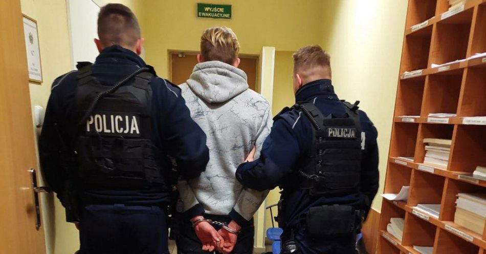 zdjęcie: Wracając ze służby zatrzymali kierowcę busa, który był nietrzeźwy, pod wpływem narkotyków i jechał na zakazie / fot. KWP w Bydgoszczy